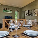 High Oaks Grange - Contemporary *