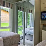 High Oaks Grange - Contemporary Chalet
