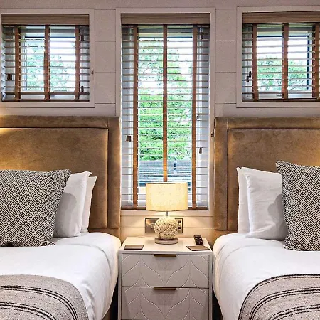 High Oaks Grange - Contemporary Chalet *