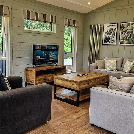 High Oaks Grange - Contemporary בקתה *