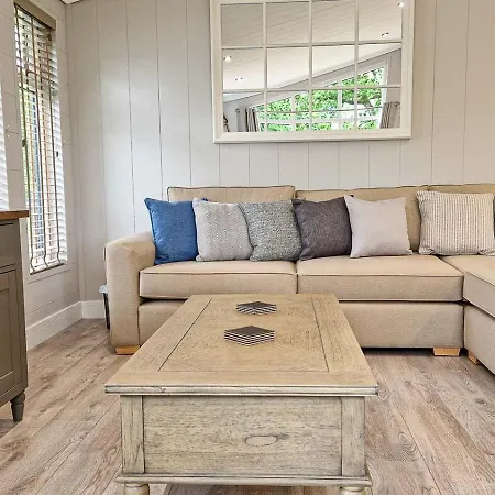 High Oaks Grange - Contemporary בקתה פיקרינג