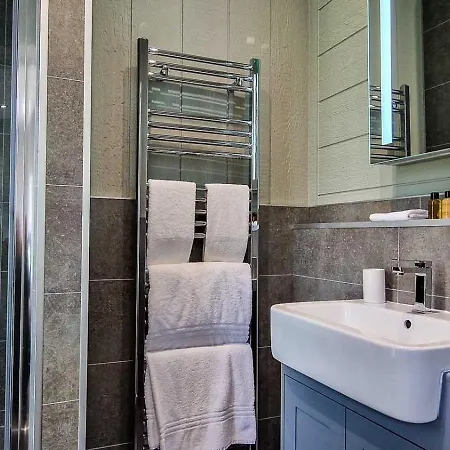 High Oaks Grange - Contemporary בקתה