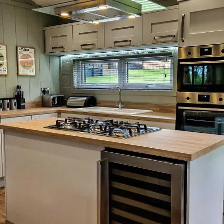 בקתה High Oaks Grange - Contemporary
